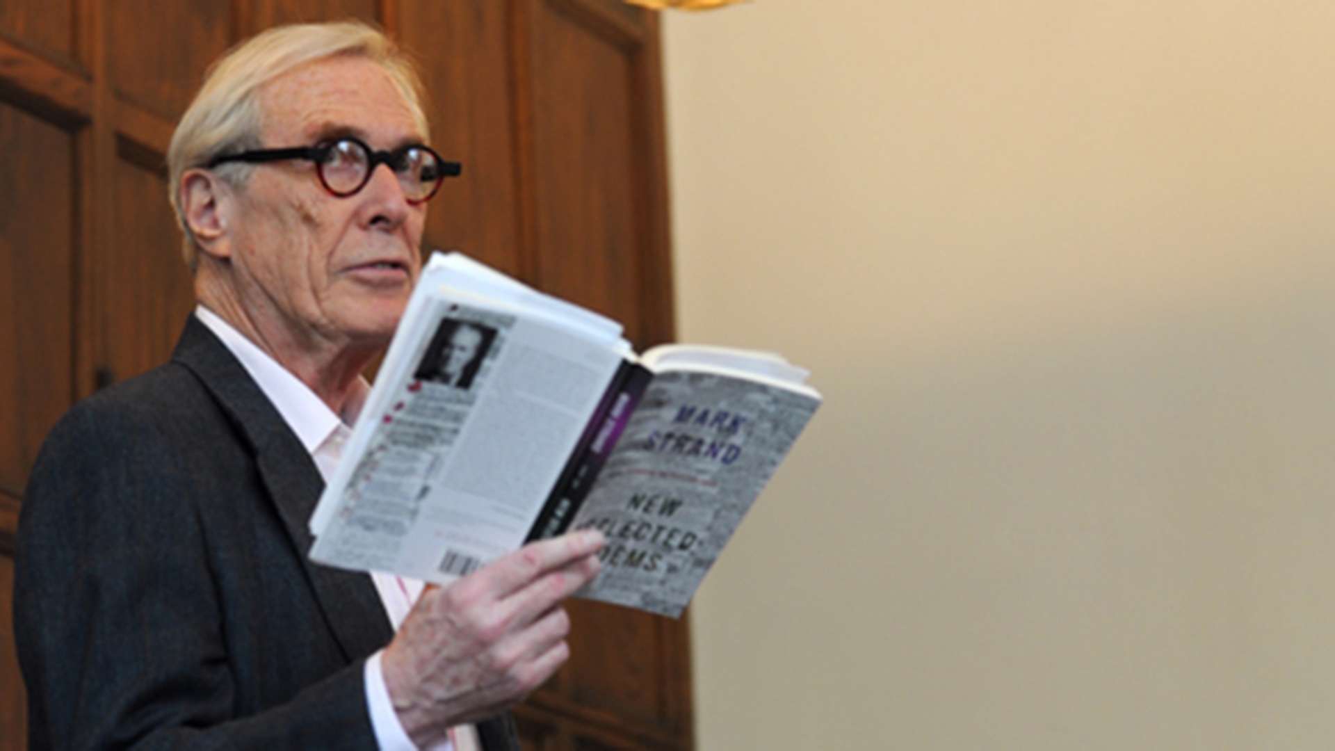 DOLIU in literatura! Un mare poet a fost rapus de cancer!