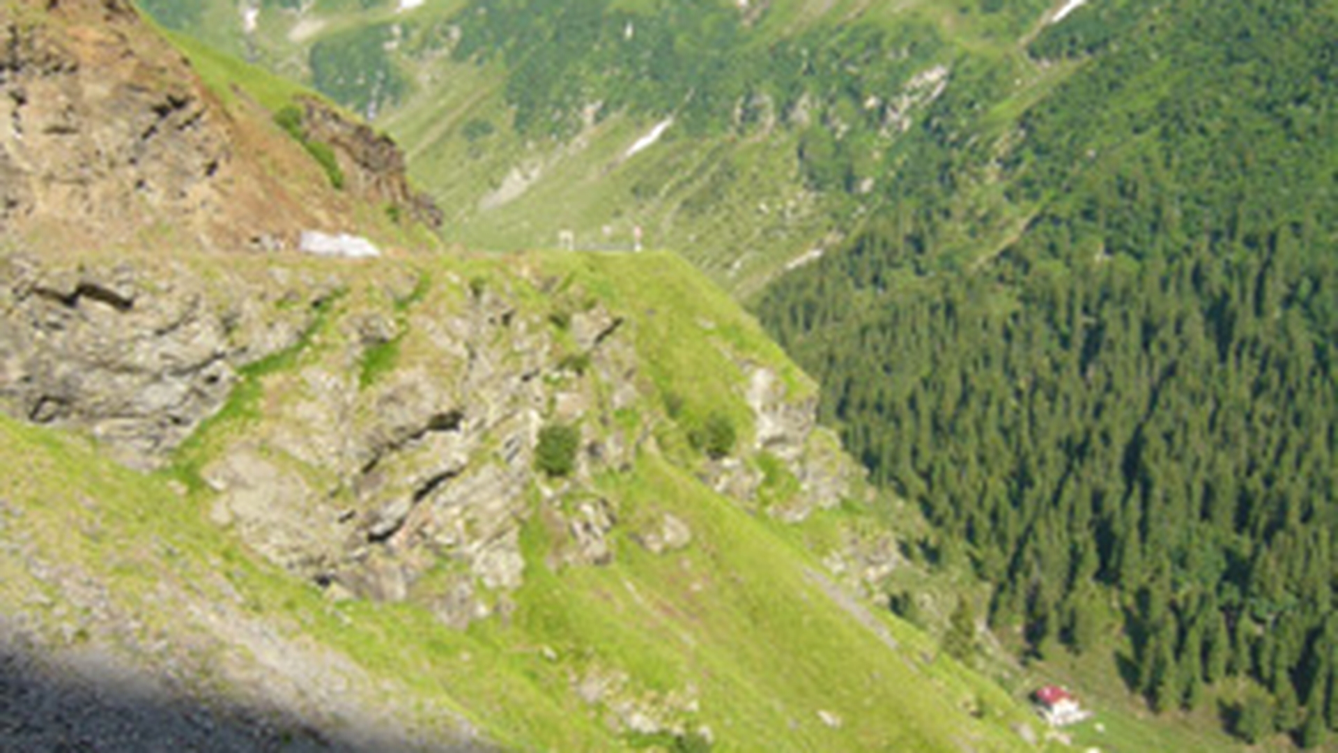 O masina in care se aflau doua persoane s-a rasturnat in raul Capra, pe Transfagarasan!