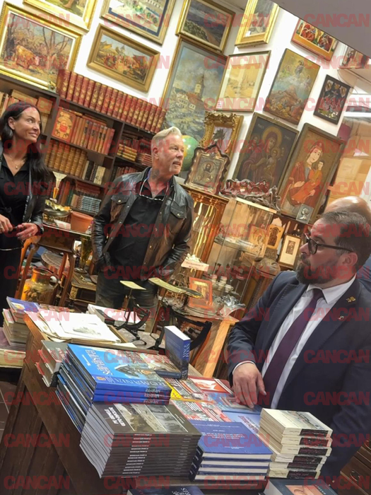 James Hetfield și proaspăta logodnică au atras toate privirile în centrul Capitalei. Solistul trupei Metallica, „lună de miere” în România