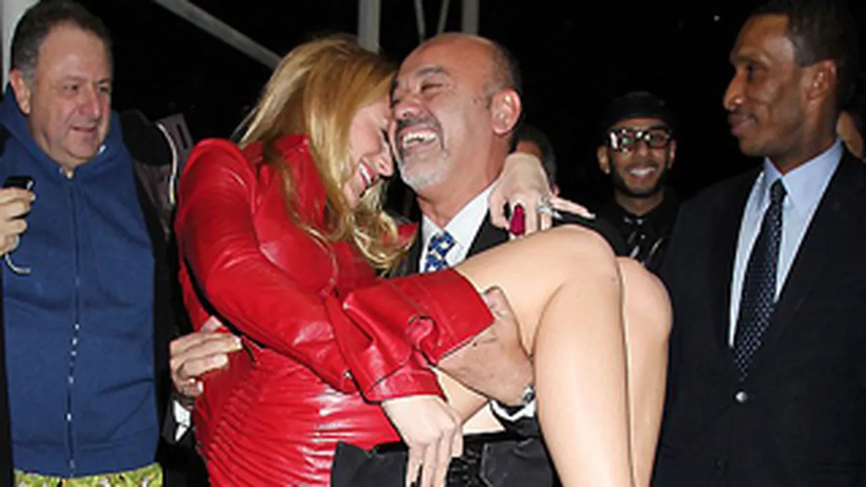 Actrita Blake Lively a fost purtata pe brate de catre designerul Christian Louboutin!
