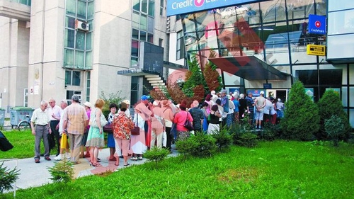 S-au grabit sa-si ia banii din banca jefuita