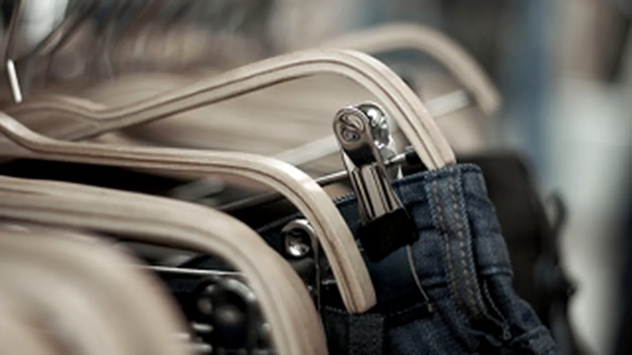 Arta de a fura din mall! Infolia in aluminiu hainele, iar alarma nu se declansa!