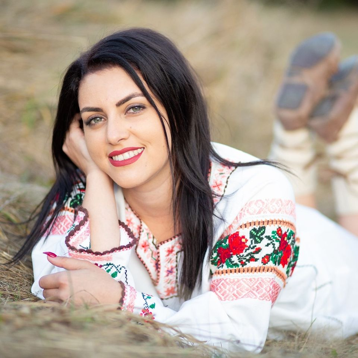 Daniela Cușnir, condusă pe ultimul drum cu lacrimi și cântece de jale. Întrebarea cutremurătoare repetată de mama regretatei cântărețe lângă sicriu | FOTO