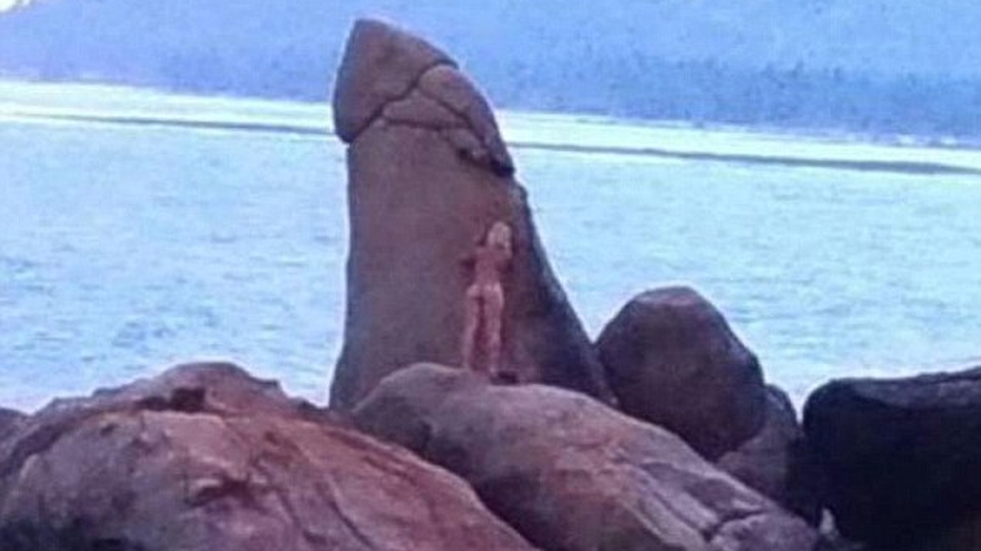 S-a dezbracat si s-a frecat de o piatra inalta de 12 metri, in forma de organ sexual masculin. Ce a patit tanara dupa ce a fost fotografiata de un turist