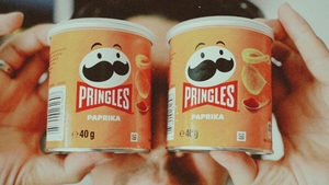 Cine este, de fapt, omulețul Pringles? Povestea surprinzătoare a celui mai faimos mustăcios din lume