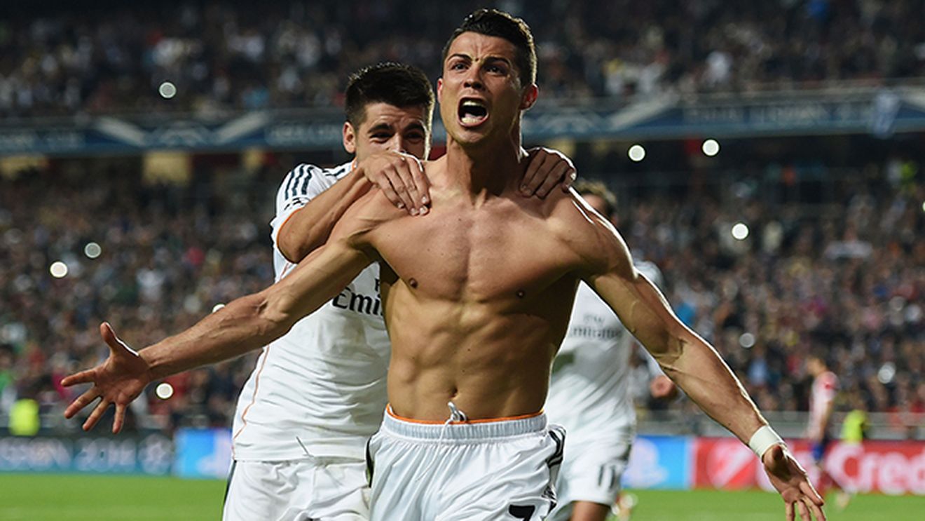 După ce s-a zvonit că este gay, CRISTIANO RONALDO s-a afişat AŞA cu o adevărată BOMBĂ SEXY! Au mers la piscină, apoi...