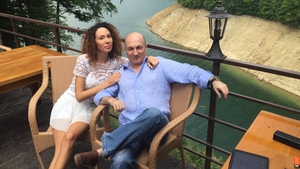 MEGA-EXCLUSIVITATE. Declaraţii năucitoare despre ”divorţul” provocat de sexy-secretarele din partid. Liderul PSD a angajat bodyguarzi, a schimbat yalele şi…Şi-a dat afară din vilă logodnica şi fiul!
