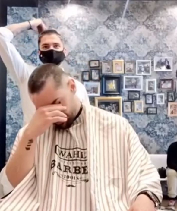Un frizer, gest impresionant în fața unui client diagnosticat cu temutul cancer! Cum a reacționat bărbatul când a văzut că bărbierul se tunde la zero | VIDEO