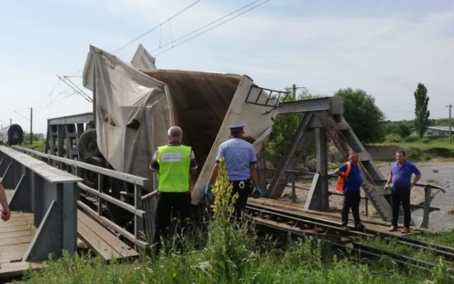 Accident pe calea ferată în județul Bacău. Locomotiva și un vagon al unui tren de persoane au deraiat, după impactul cu un camion