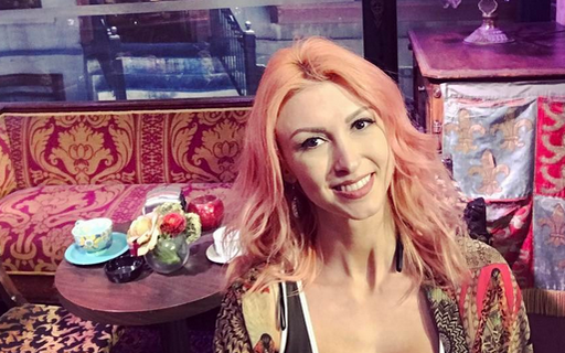 Andreea Bălan s-a vopsit blond-roz înainte de a pleca în SUA ca să se căsătorească