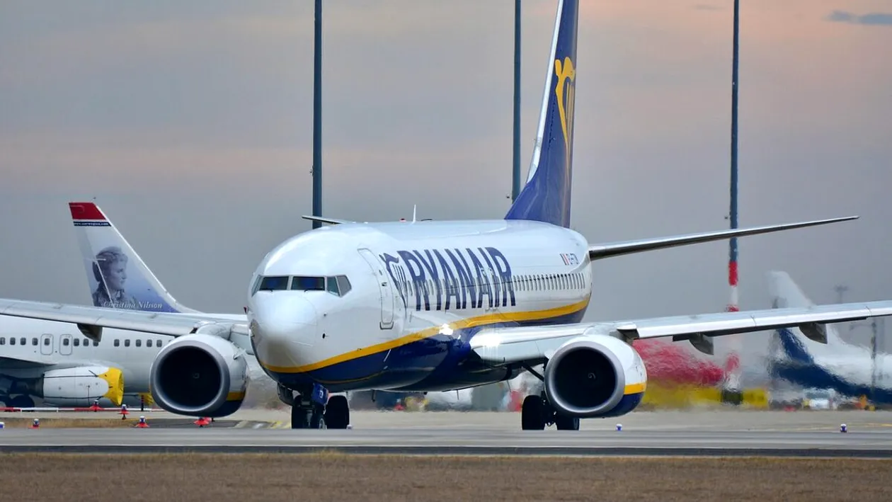 Panică la bordul unui avion Ryanair! Pasagerii au spus că au văzut un avion de vânătoare