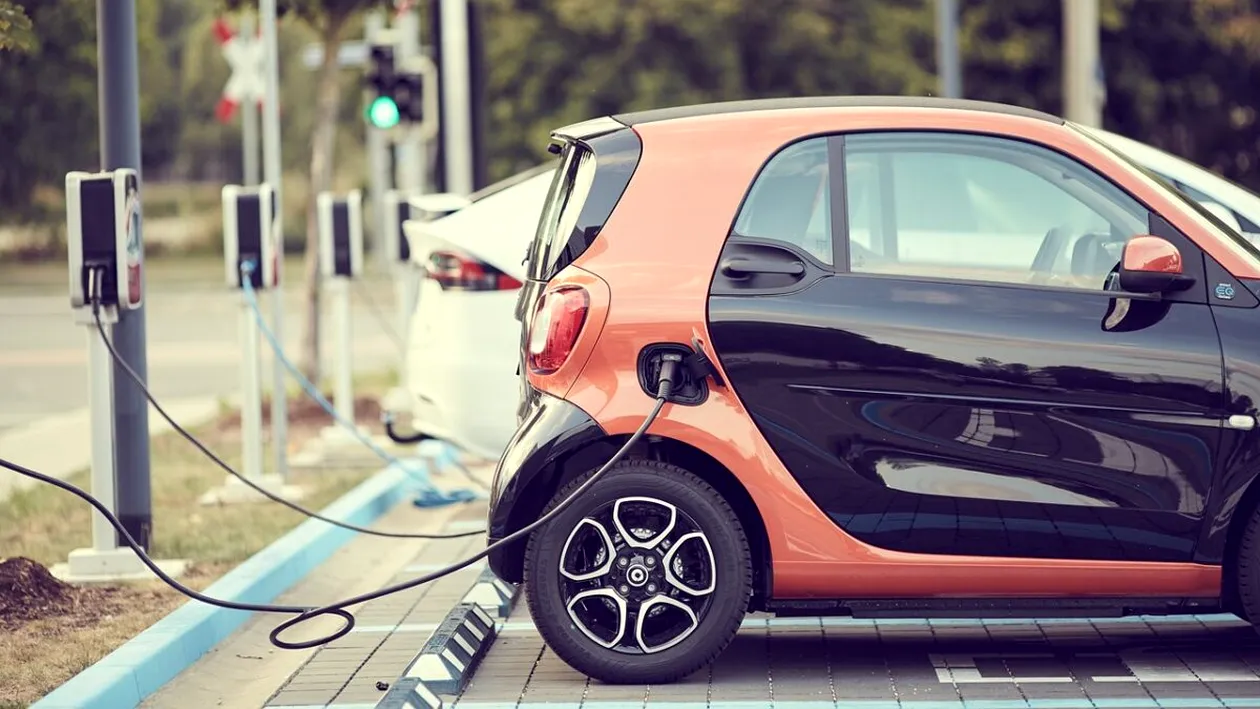 Proprietarii de mașini electrice vor fi nevoiți să scoată bani în plus din buzunar. Când vor fi introduse noile taxe