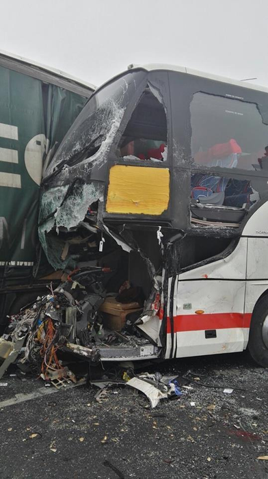 Imagine de la locul accidentului de la Nădlac, unde cel puţin 4 persoane şi-au pierdut viaţa şi 10 au fost rănite, după ce un autocar a intrat în coliziune cu mai multe autoturisme