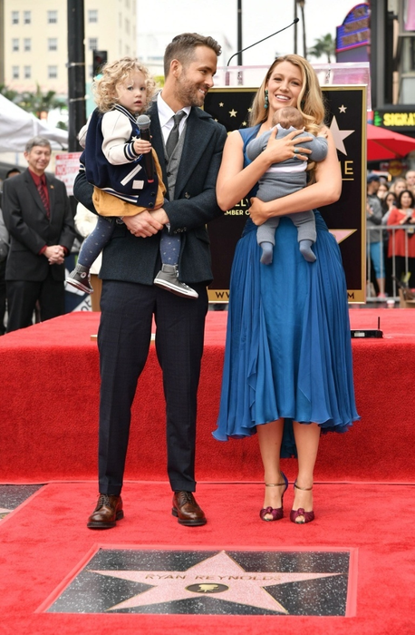 Aceştia sunt cei mai frumoşi părinţi celebri! Actorii BLAKE LIVELY şi RYAN REYNOLDS, apariţie în premieră alături de fiicele lor