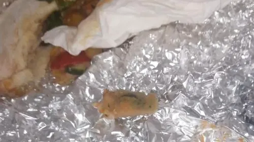 Un bărbat a găsit un bandaj plin de sânge în burgerul pe care l mânca la un restaurant din Rovinari