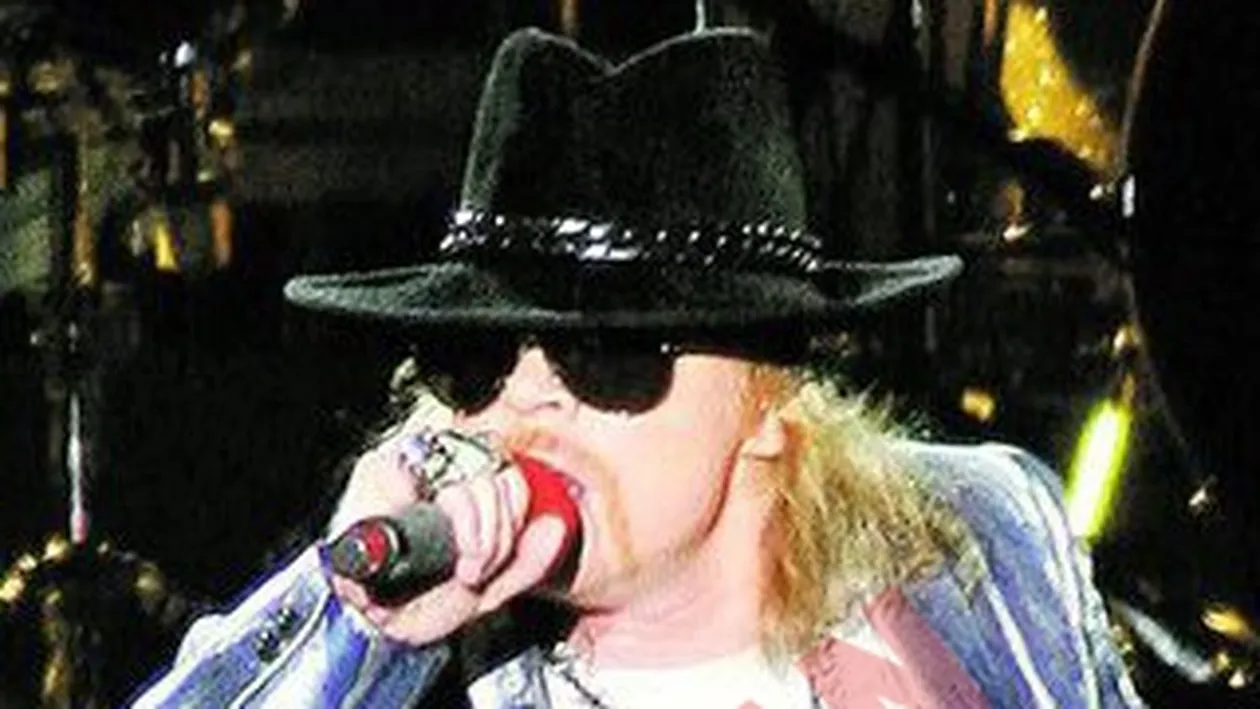 Axl Rose, iertat de fanii plictisiti de asteptare