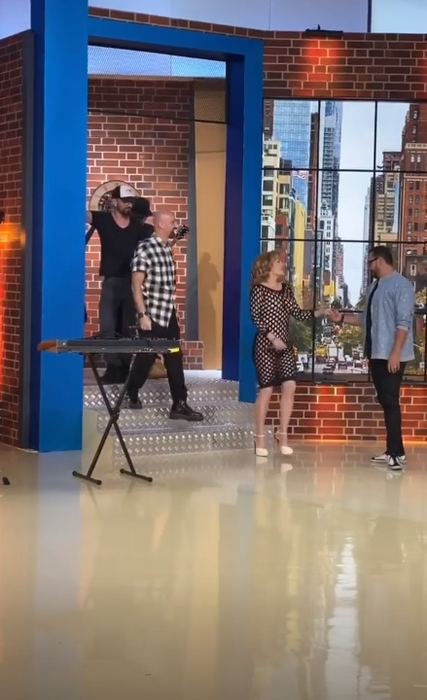 Loredana Groza, cu zonele intime la vedere în direct la Pro TV, în emisiunea lui Cătălin Măruță