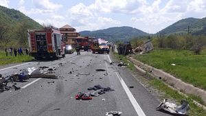 Tragedie de 1 mai pe un drum din Caraș-Severin! O persoană și-a pierdut viața, într-un accident cu cinci autovehicule