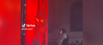VIDEO Gest scandalos pe scenă: Un cunoscut trapper a fost filmat în timp ce urina în timpul unui concert