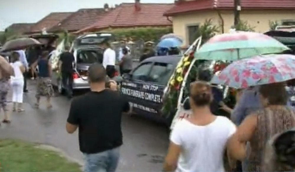 Imaginile care îți sfâșie inima! Gestul făcut în ziua înmormântării de soțul polițistei care și-a asasinat fiul de 6 luni și mama, după care s-a sinucis