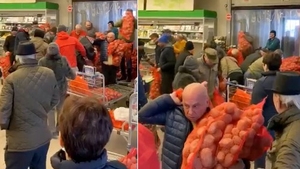 VIDEO. Pandemia de coronavirus i-a transformat pe români! Bătaie pe cartofi în cel mai mare hypermarket din Constanța