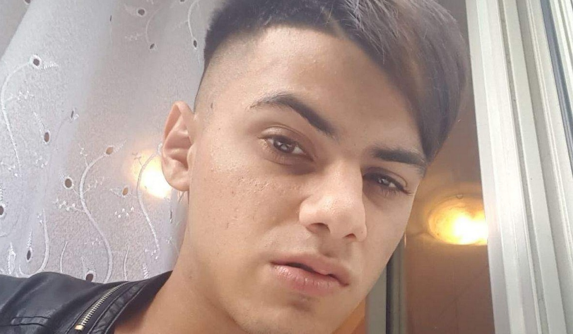 El este tânărul din Ploiești care și-a filmat iubita în timp ce o măcelărește. Ce a pățit azi-noapte agresorul