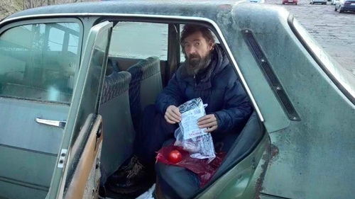 Ti se va rupe inima cand vei citi asta! Povestea barbatului care traieste intr-o Dacie parcata in fata Penitenciarului Jilava