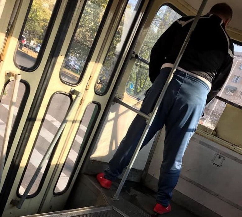 Un bărbat a fost surprins făcându-și nevoile într-un tramvai, în miezul zilei