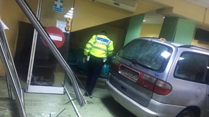 Un bărbat a intrat cu maşina în uşile de acces ale Spitalului Judeţean Craiova. Trei persoane au fost rănite. Șoferul a fost reținut
