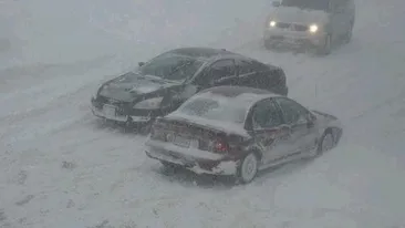 Trafic paralizat din cauza viscolului! Zeci de drumuri sunt blocate, iar şoferii aşteaptă în maşini să fie salvaţi