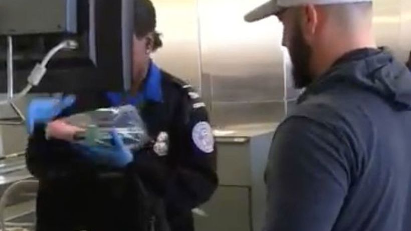Ce i-a făcut un tată pervers fiului său în aeroport. Când a controlat bagajul, omul de la securitate a găsit un…