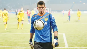 Portarul unei echipe din Liga 1, transportat la spital! A făcut comoţie după ce s-a lovit de tibia unui jucător!