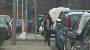 Maria Marinescu nu tine cont de regulile de circulatie atunci cand trebuie sa-si potoleasca foamea! Vezi cum alearga pe interzis!