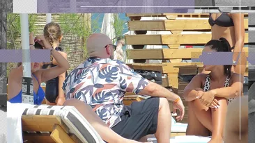 Bromania își face…menajul! Cum a fost surprins vloggerul pe plajă cu două domnișoare…