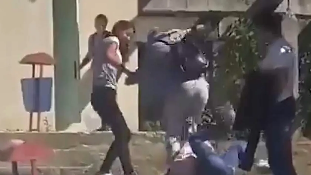 Anchetă la Vaslui, după ce două fete s-au bătut în curtea unui liceu. VIDEO