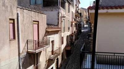 Ce sunt „casele la 1 euro” din Italia, de fapt. Cum sunt păcăliți naivii