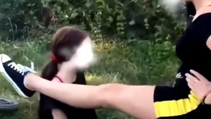 Minorele care au snopit din bătaie o fată de 13 ani la Târgu Jiu s-au ales cu dosar penal. Una dintre agresoare, reținută 24 de ore