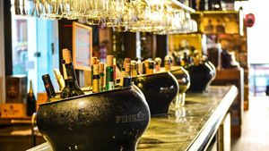 Suma incredibilă pe care a plătit-o un bărbat pentru două pahare de vin și două beri! ”La ce te-ai așteptat?”