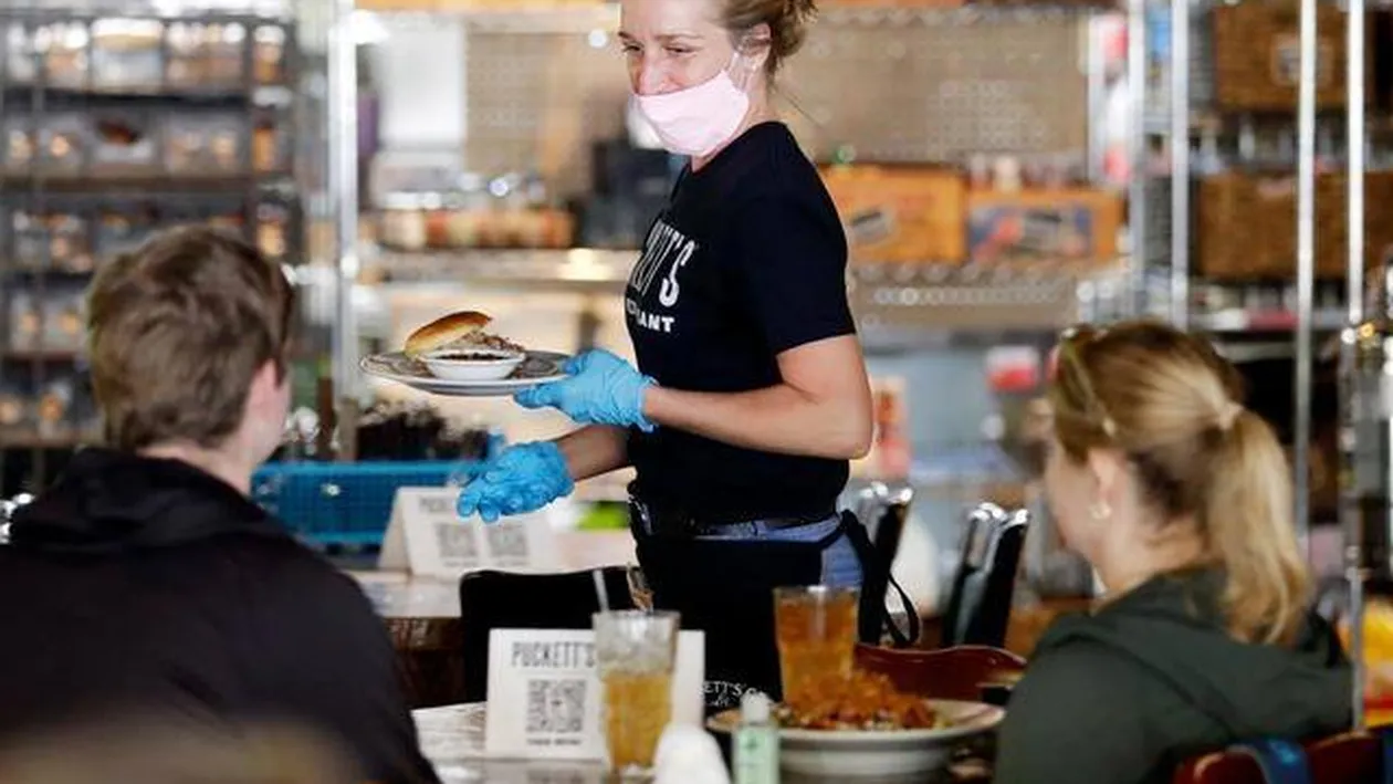 Gata, e oficial: Terasele se redeschid de luni în România. Vești proaste: Câți oameni pot sta la o masă