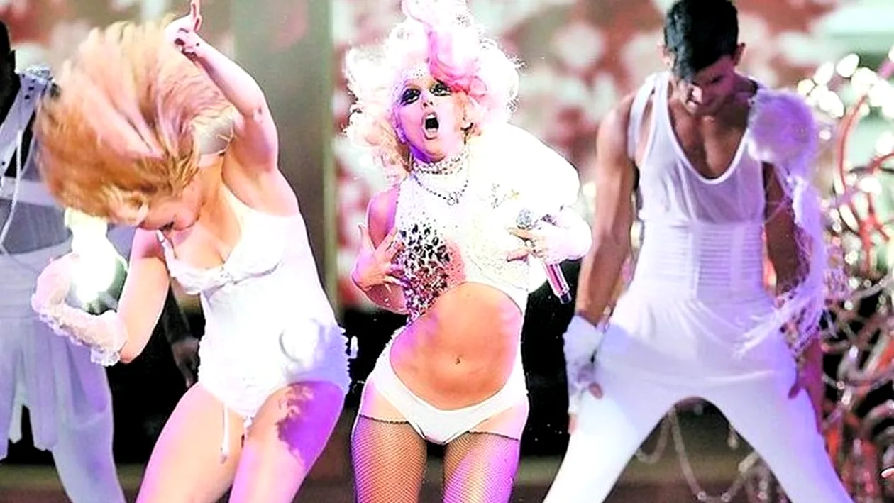 Artista isi face curaj pentru a urca pe scena. Lady Gaga bea vin rosu inainte de concert