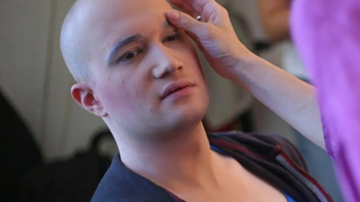 Mihai Bendeac, in tandreturi cu o blonda! Vezi cat de strans o tine in brate si cat de languros o priveste: Ce frumosi sunteti