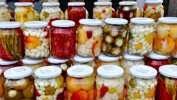 Prețul unui borcan de murături a devenit astronomic! Cât te costă să pui singur, cu legume de la piață