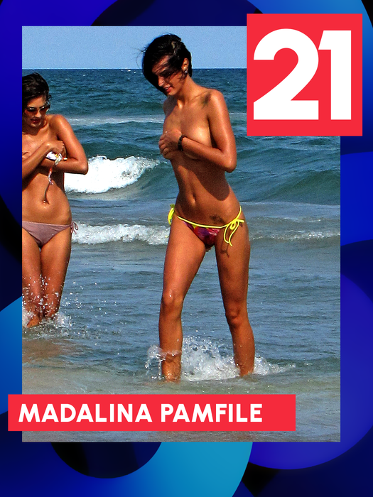 ATENŢIE! Intră în acţiune TOP 30 de vedete care au scăpat rapid de haine şi… Inna, Antonia sau Delia au fugit din calea valurilor pe nisipul fierbinte! Graba strică treaba, dar nu şi în cazul lor!