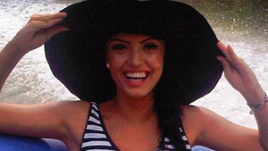 Pregateste-te sa vezi ceva frumos! PRIMA fotografie din acest an cu Andreea Mantea in costum de baie! Uite cum se tavaleste