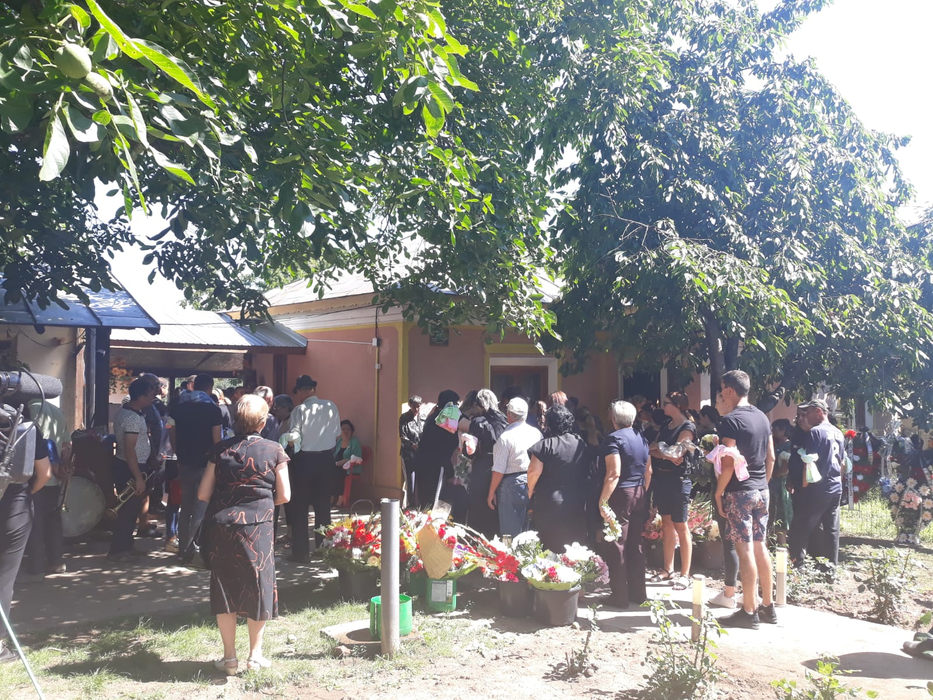 Primele imagini de la înmormântarea tinerei ucise în Bragadiru. Cum au îmbrăcat-o părinții pe Manuela Mustăţea