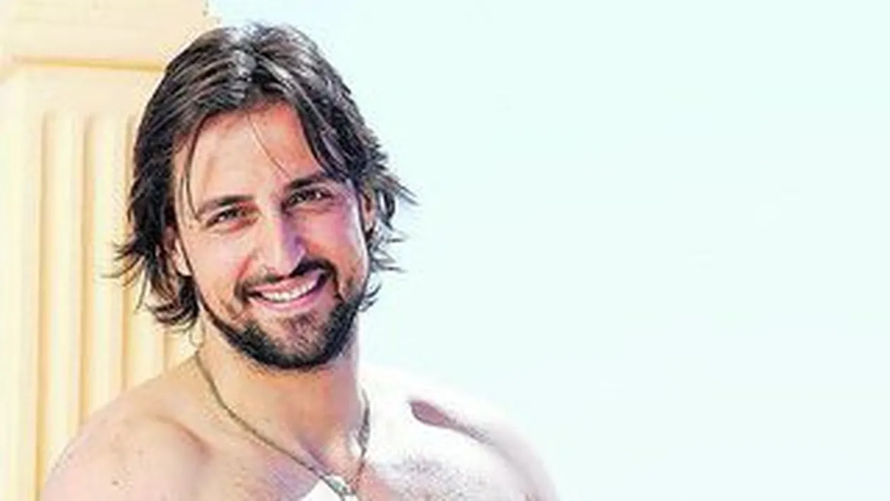 Denis Stefan si Radu Valcan si-au etalat pectoralii pe plajele din Grecia