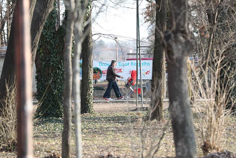 Andreea Pană şi Costică Constanda, în parc, cu copilul lor