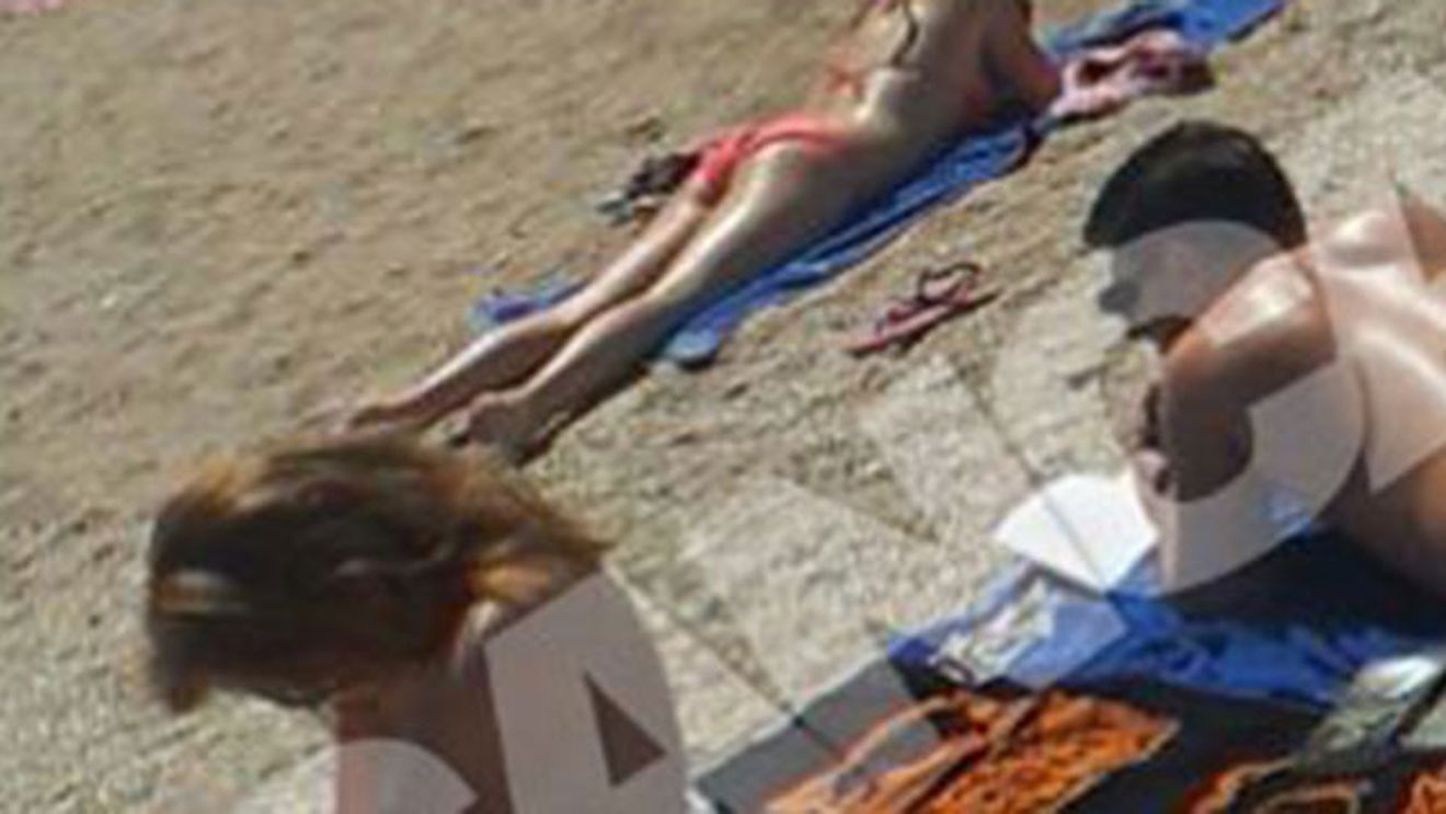 Daca zici 1 Mai si Vama Veche zici automat si ...NUDISTI! Primele fotografii cu exibitionistii care s-au bronzat fara nicio rusine