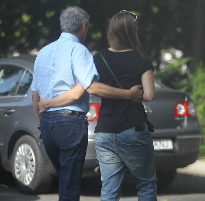 Dacian Cioloş şi prietena lui s-au plimbat agale prin Herăstrău