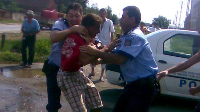 Patru persoane, între care şi un primar, cercetate după ce au lovit cu pumnii doi poliţişti